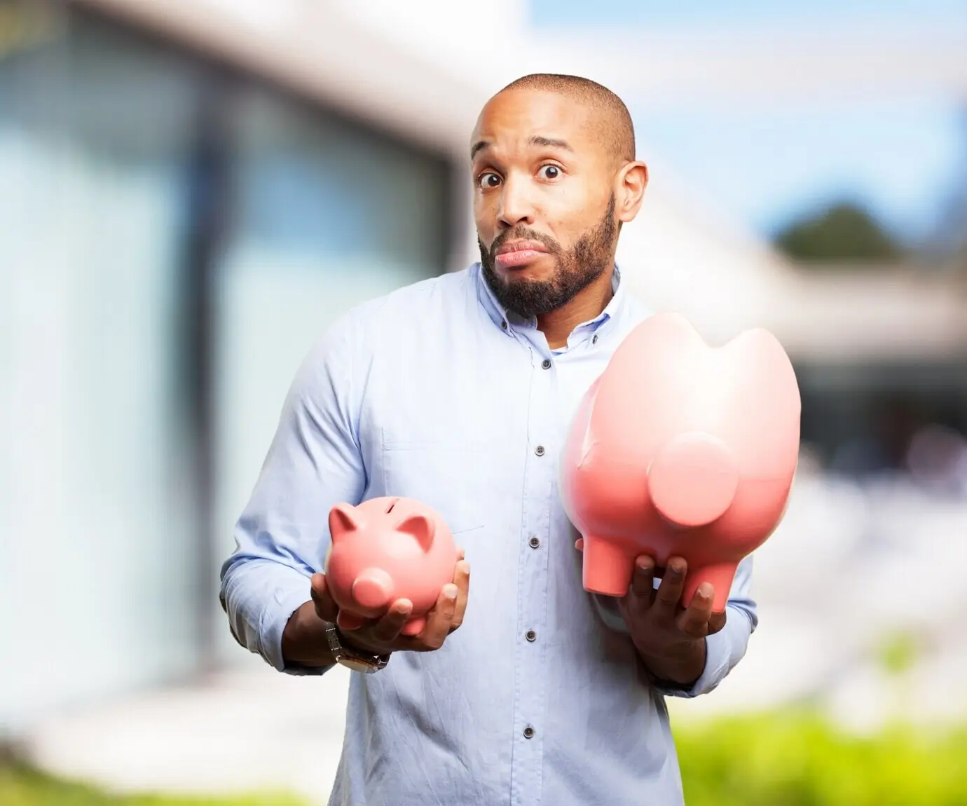 Schwarzer Mann mit besorgtem Gesichtsausdruck.